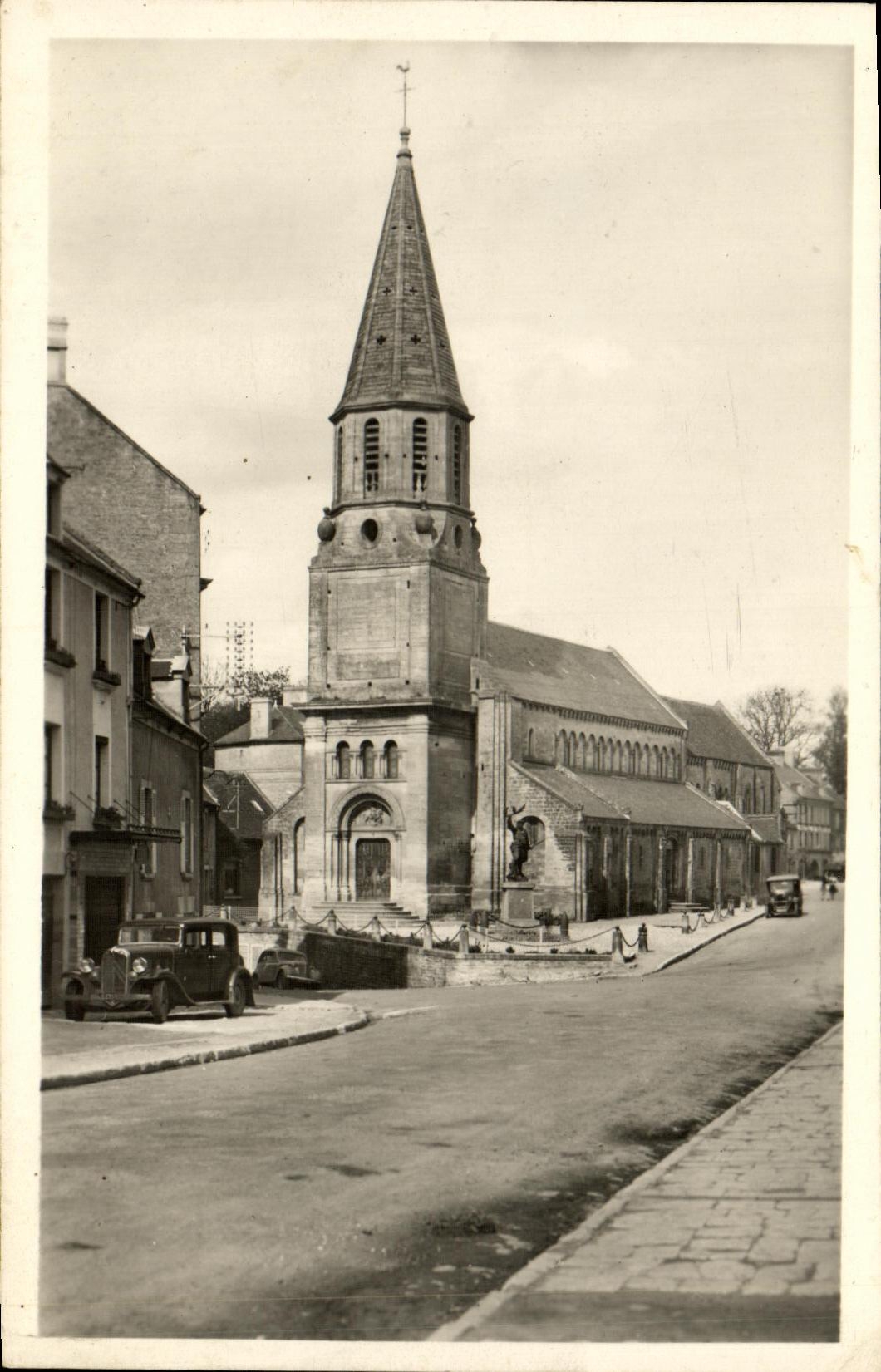 CPM Creully L Eglise Automobile Traction Avant Citroen