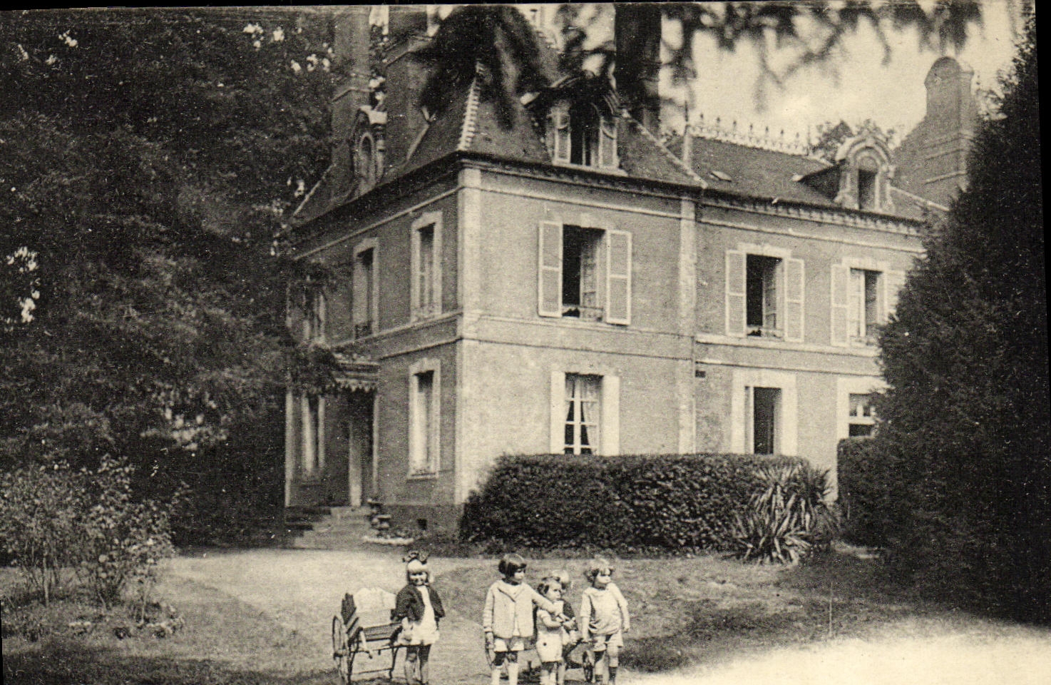 Villa à Crevecoeur-en-Auge — vue de la propriété avec enfants — éditeur inconnu