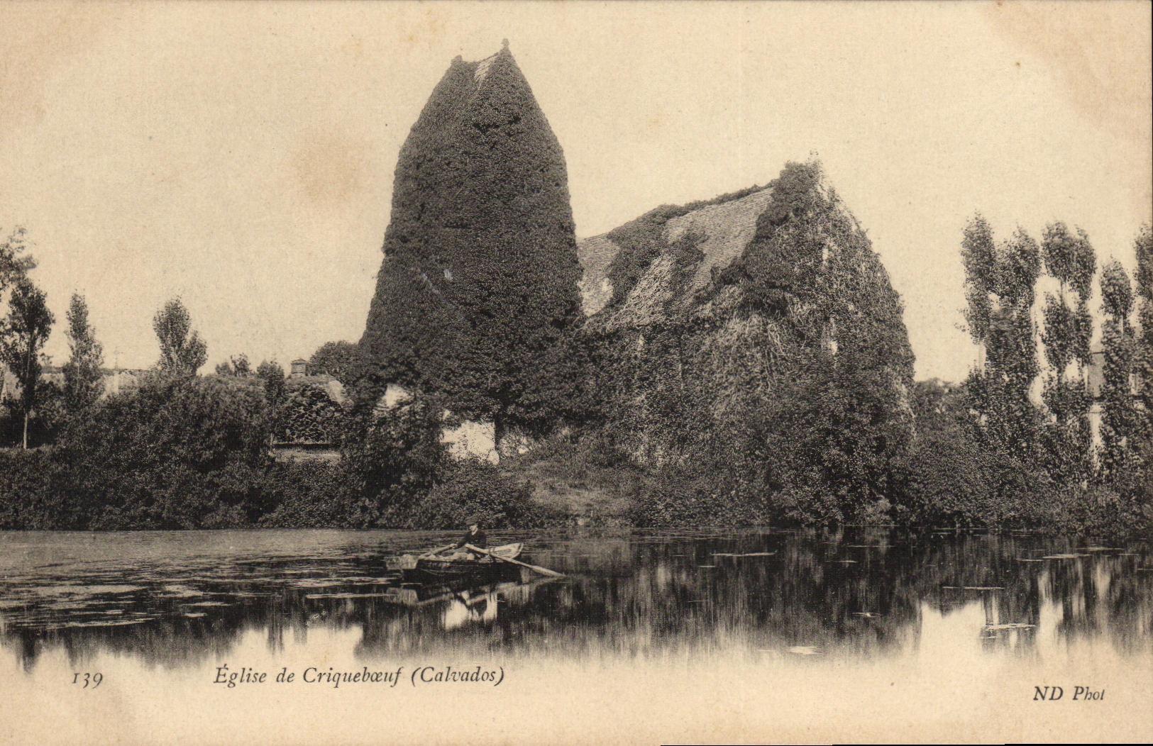Église de Criquebœuf (Calvados) — vue avec un lac et une barque — ND Phot, n° 139
