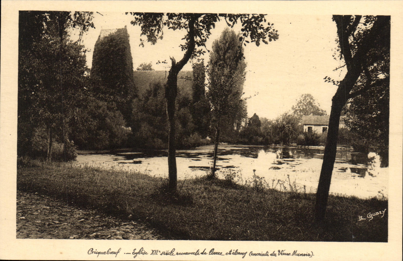 Cricquebœuf — Église XIIe siècle recouverte de lierre, château du Vieux Manoir