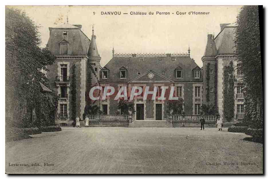 CPA Danvou Chateau du Perron Cour d Honneur 