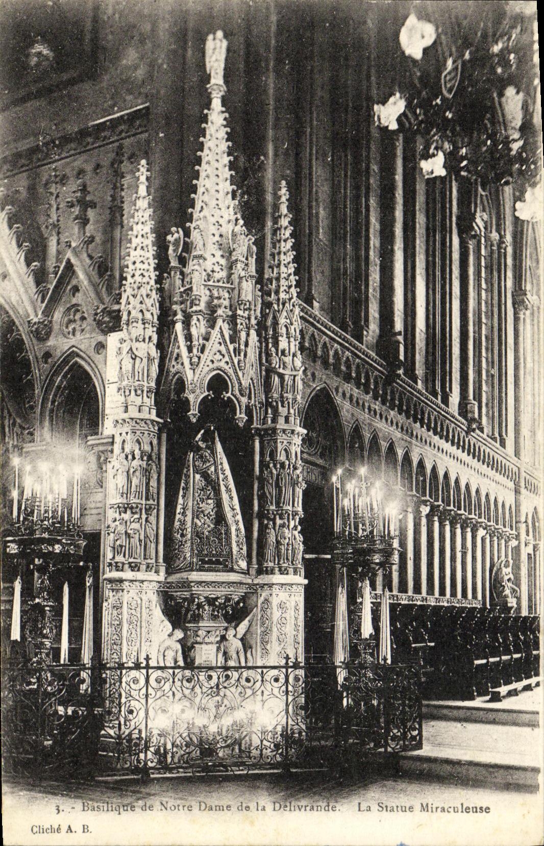 Basilique de Notre-Dame de la Delivrande — La Statue Miraculeuse — Cliché A. B.