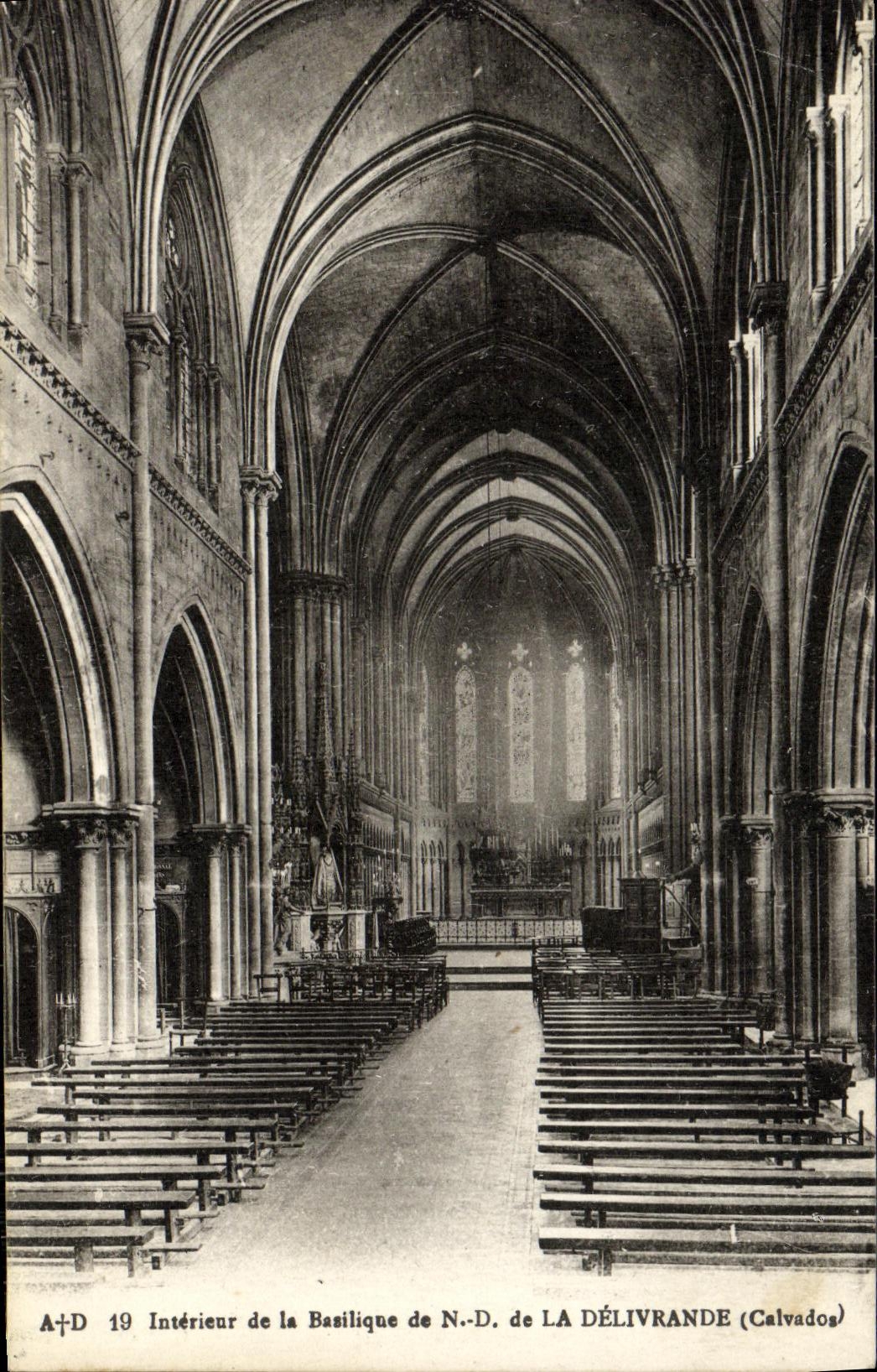 Intérieur de la Basilique de N.-D. de LA DÉLIVRANDE (Calvados) — A+D 19 — éditeur A. Dubosq