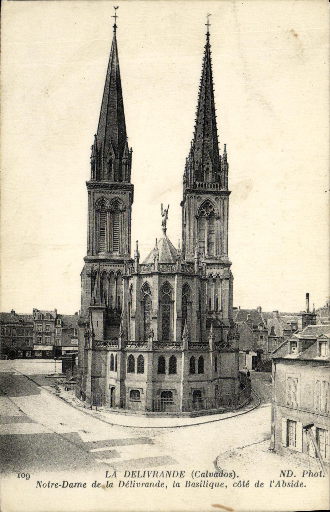 Notre-Dame de la Délivrande, la Basilique, côté de l'Abside — LA DELIVRANDE (Calvados). ND. Phot. n°109