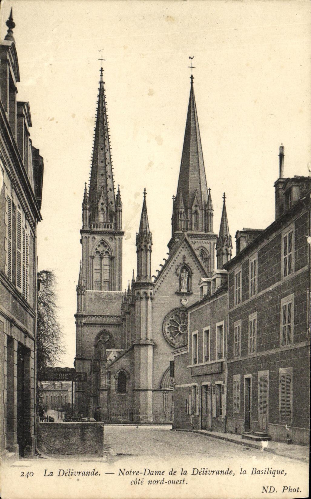 La Délivrande — Notre-Dame de la Délivrande, la Basilique, côté nord-ouest — ND. Phot. n°240