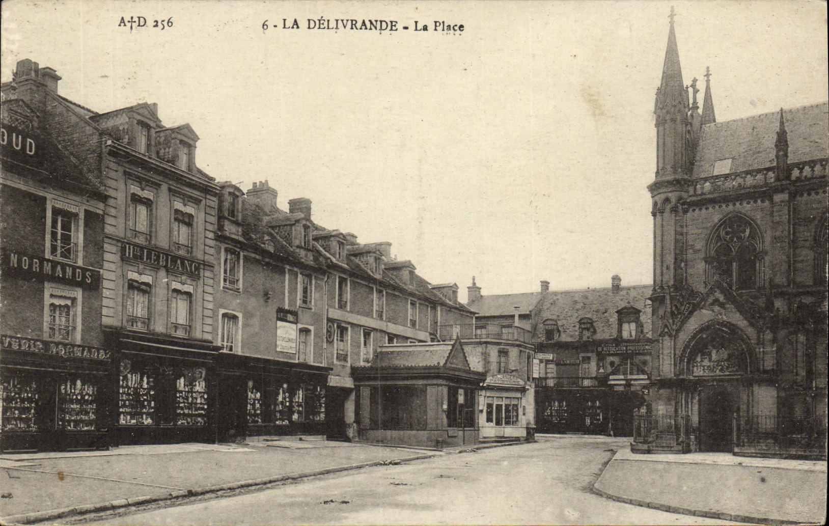 La Délivrande - Die Place — Ansicht der Place mit Kirche und Geschäften — A. Debosj, Verlag (Calvados) n°6