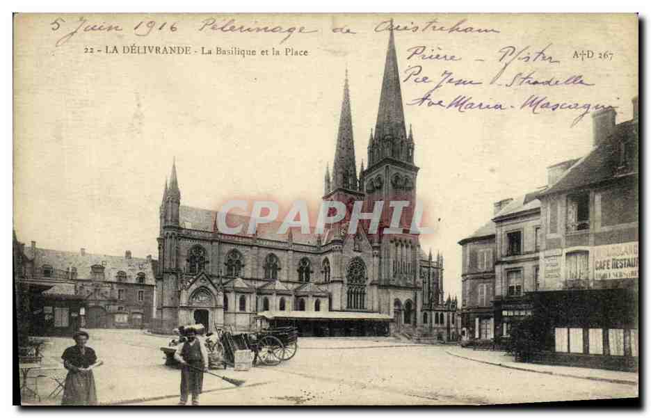 CPA La Delivrande La Basilique et la Place