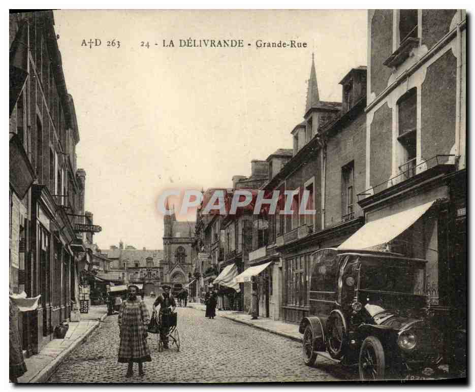 La Délivrande - Grande-Rue — vue de la rue avec voiture et piétons — éditeur A. Dubosq, n° 263