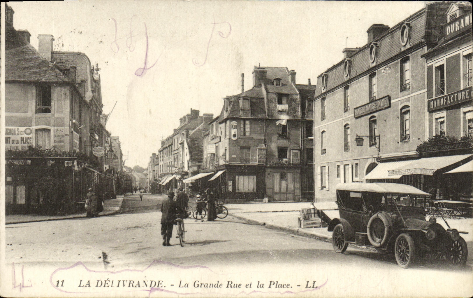 CPA La Delivrande La Grande Rue et la Place Automobile