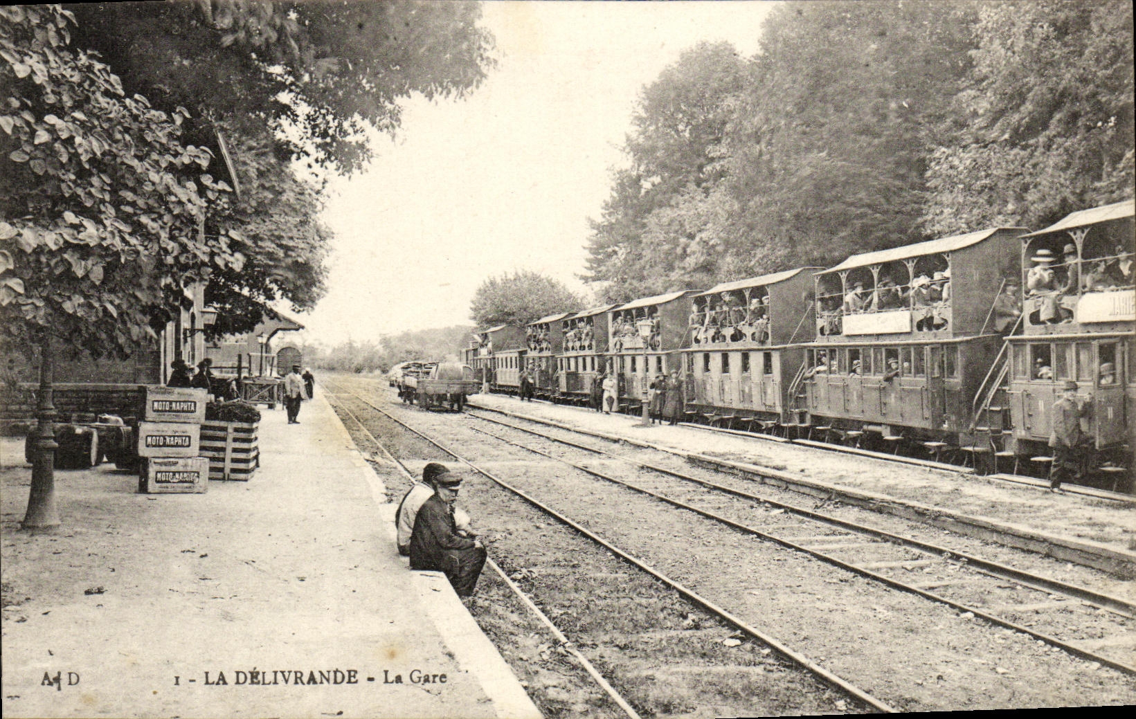 La Délivrande - La Estación — tren con compartimentos abiertos — editor A. Dubosq, Commercy - Anverso