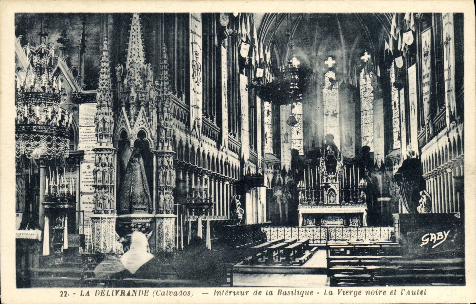 La Délivrande (Calvados) — Intérieur de la Basilique — La Vierge noire et l'Autel
