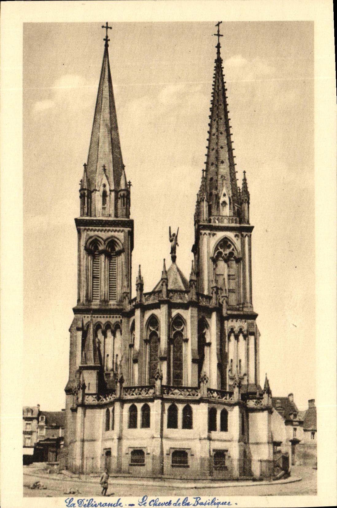 La Délivrande — Le Chevet de la Basilique — A. Dubosq, édit., Commes (Calvados)