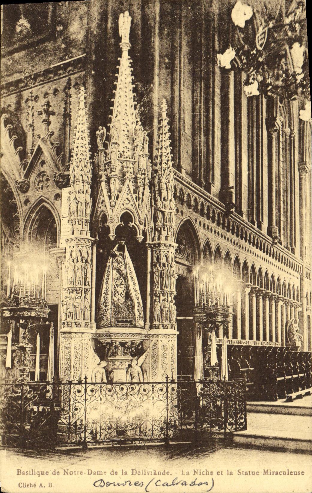 Basilique de Notre-Dame de la Délivrande — La Niche et la Statue Miraculeuse — Cliche A. B.