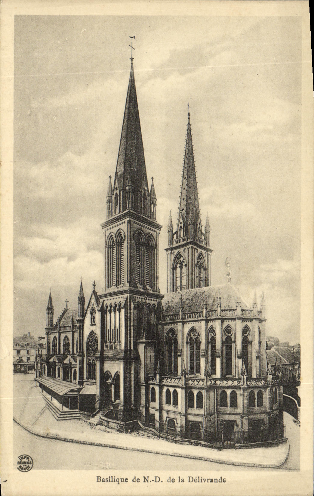 Basilique de N.-D. de la Délivrande — vue de face — éditeur YPPS BERGERE