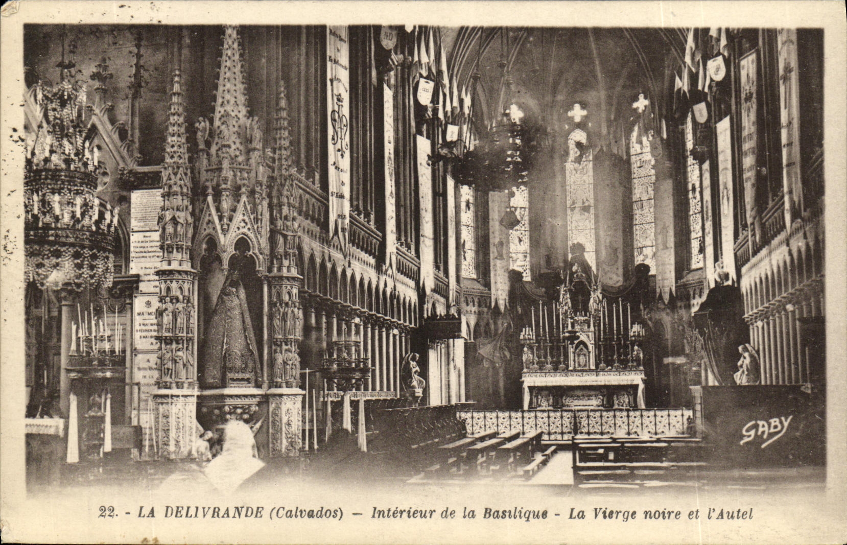 LA DELIVRANDE (Calvados) — Intérieur de la Basilique — La Vierge noire et l'Autel — SABY