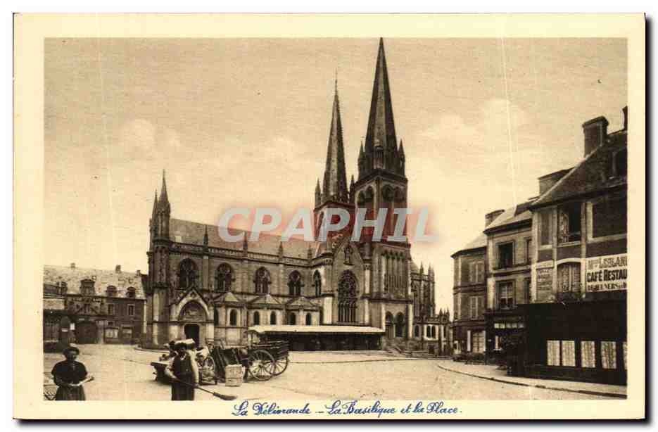 CPA La Delivrande La Basilique et la Place