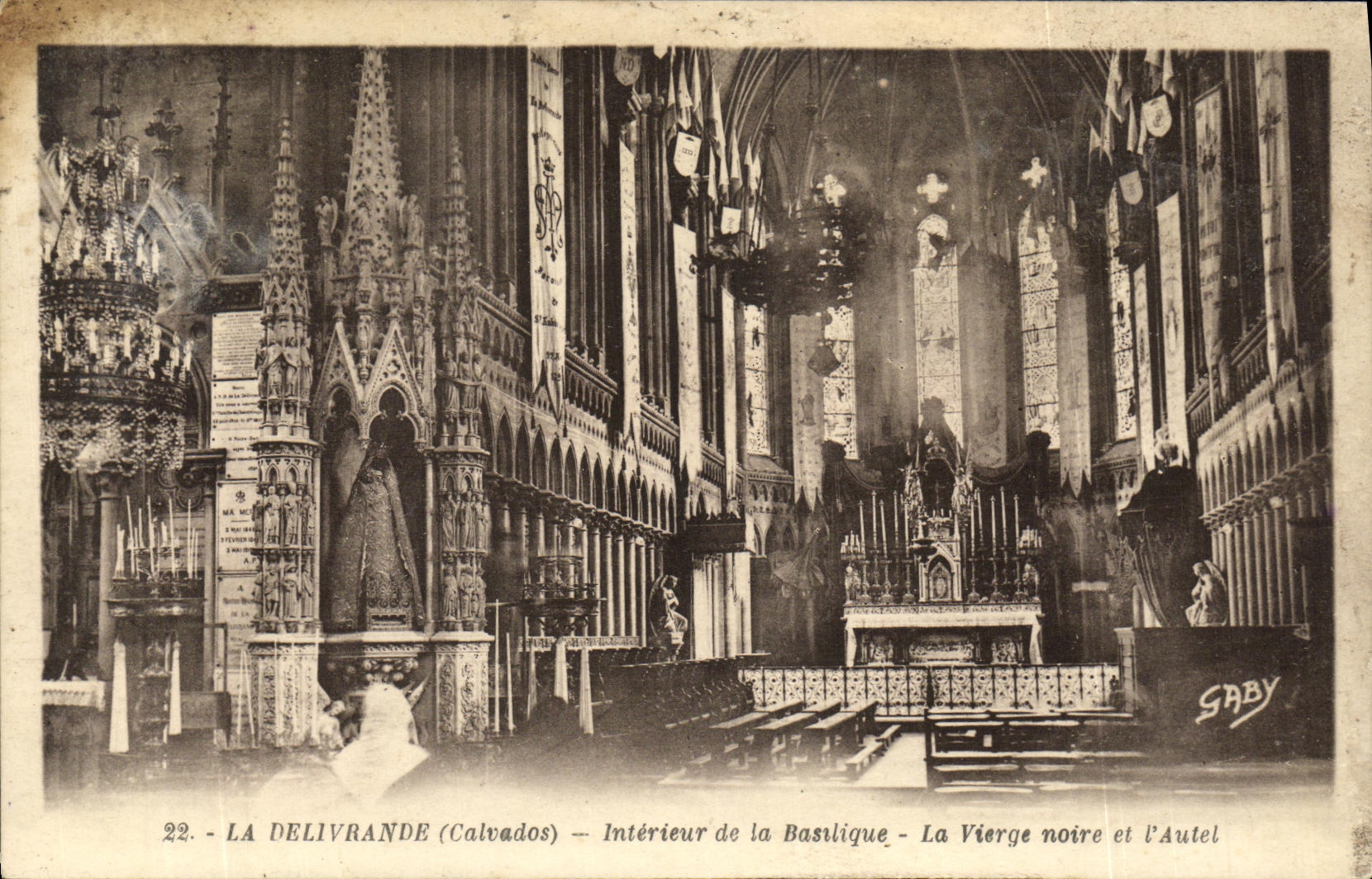 La Delivrande (Calvados) — Intérieur de la Basilique — La Vierge noire et l'Autel