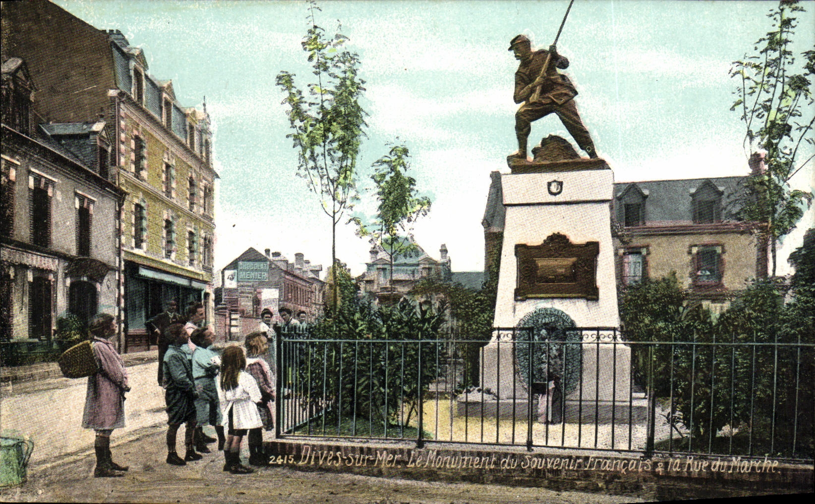 CPA Dives sur Mer Le Monument du Souvenir Francais la Rue du Marche Enfants
