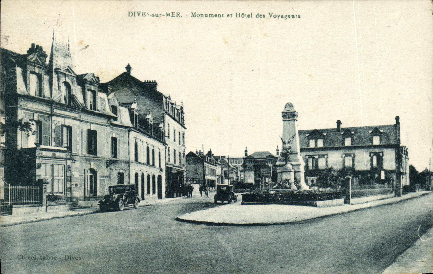 CPA Dives sur Mer Monument et Hotel des Voyageurs