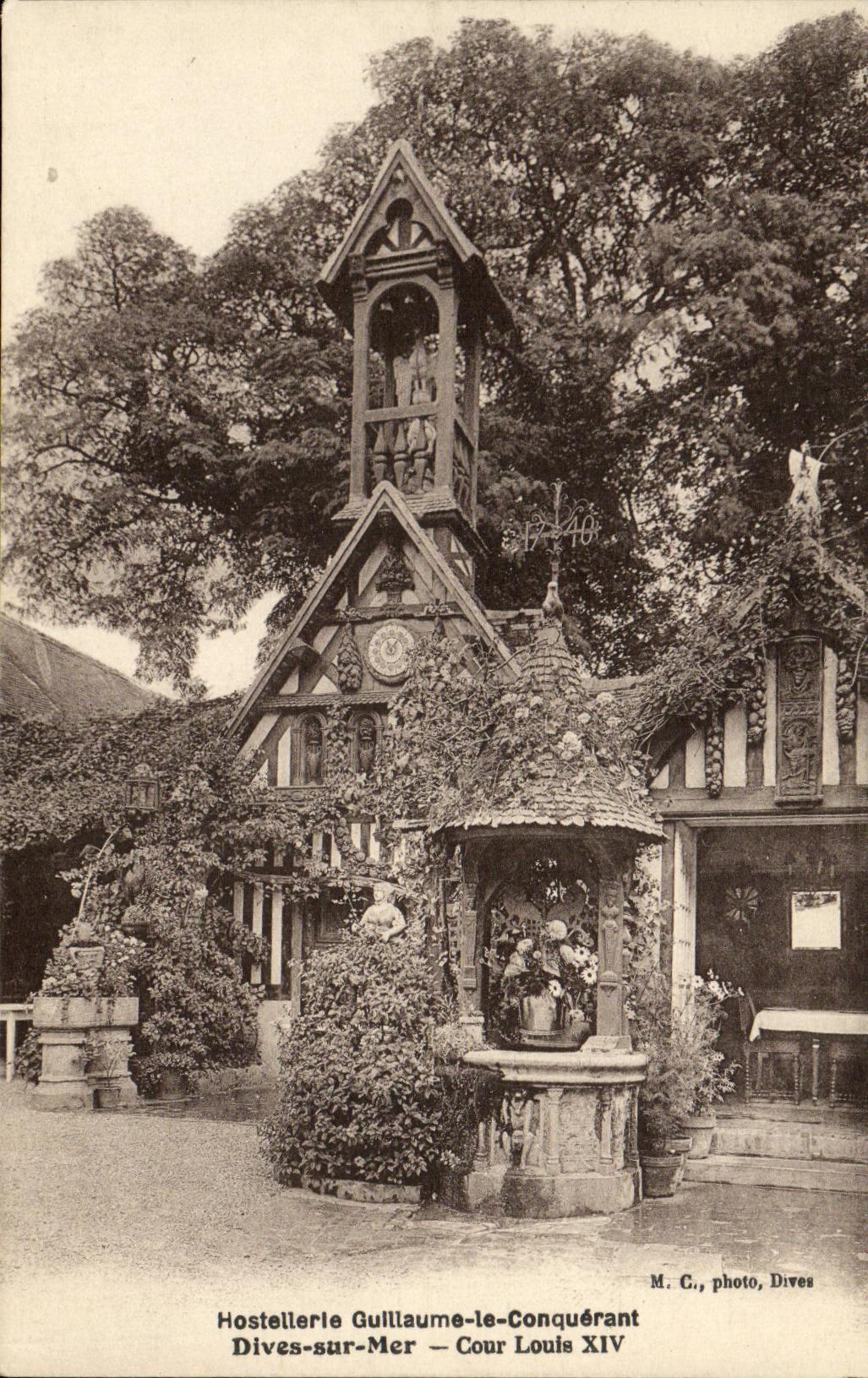 Hostellerie Guillaume-le-Conquérant — Cour Louis XIV — M. C., photo, Dives