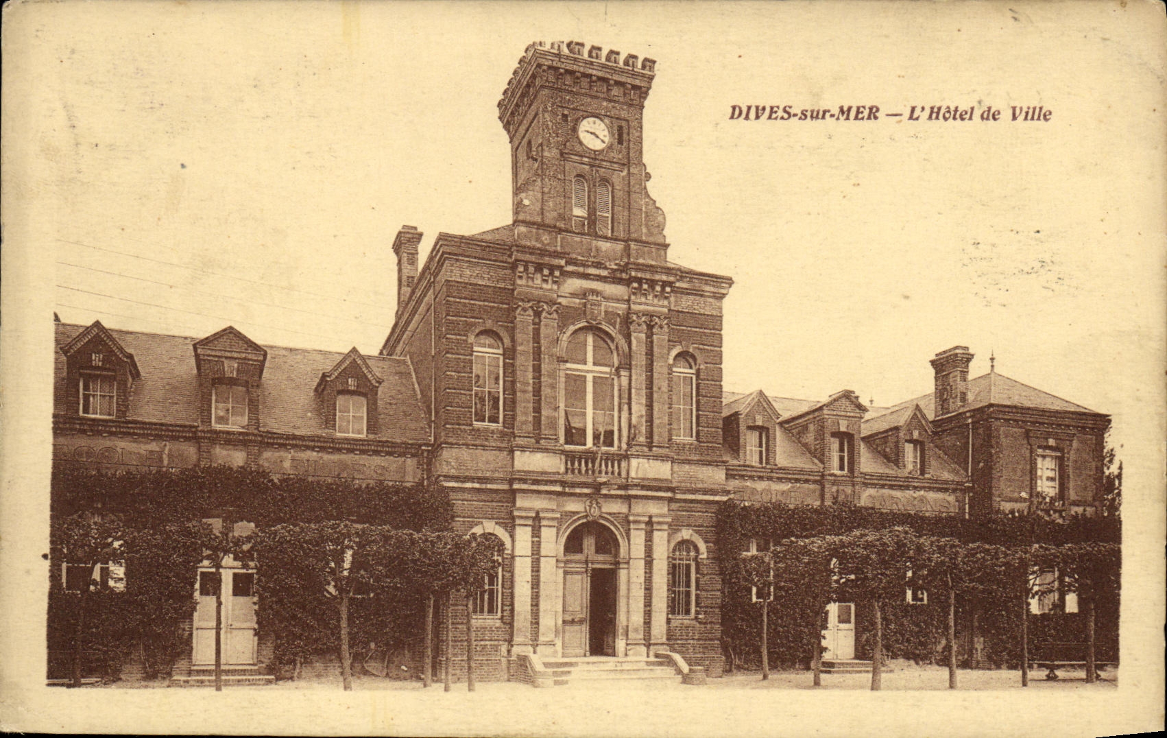 Dives-sur-Mer — L'Hôtel de Ville — Phototypie J. Combier, 4, rue Agut-Macon