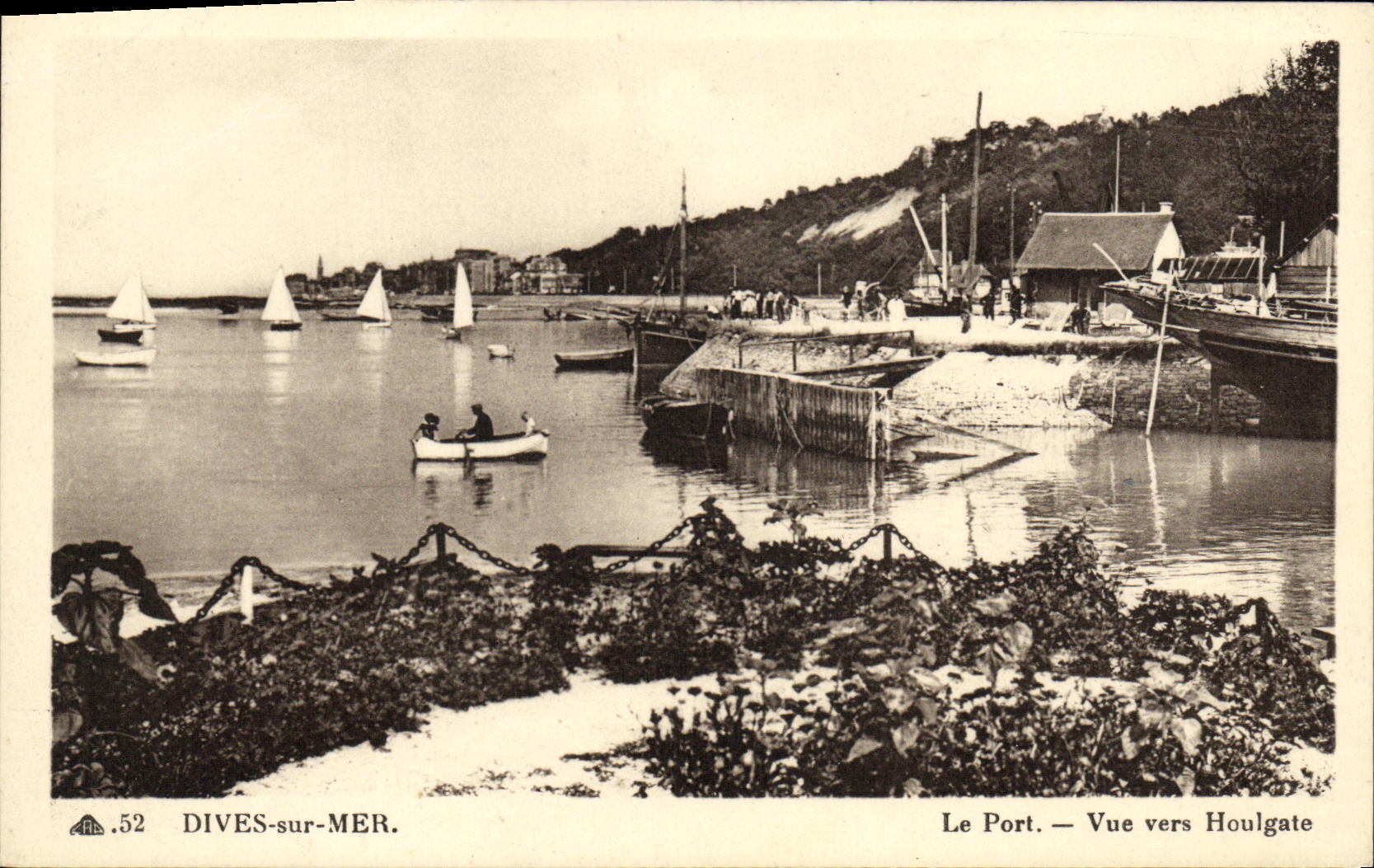 Dives-sur-Mer — Le Port. — Vue vers Houlgate — Éditeur : Cie des Arts Phototechniques Bethasound-Sch. Tagheim, n° 52