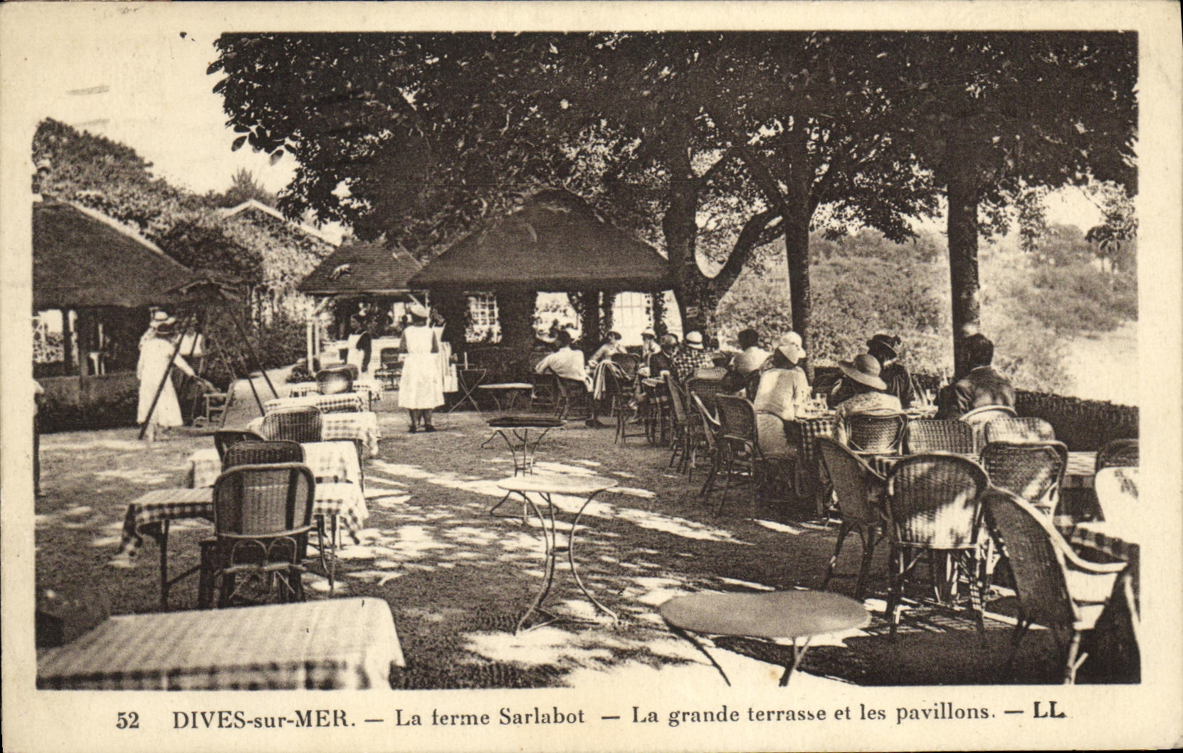 Dives-sur-Mer — La ferme Sarlabot — La grande terrasse et les pavillons — LL