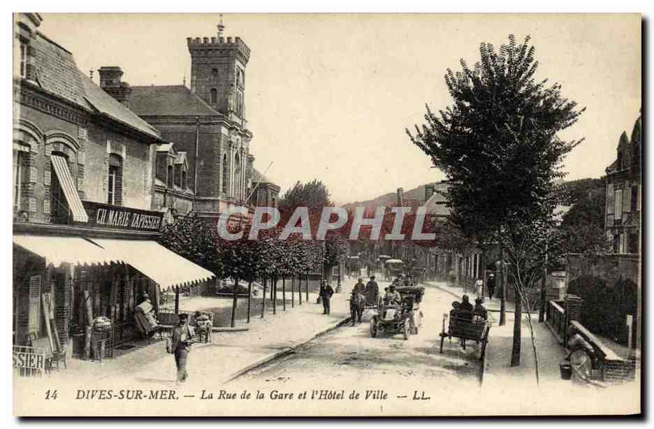 CPA Dives sur Mer La Rue de la Gare et l Hotel de Ville Automobile