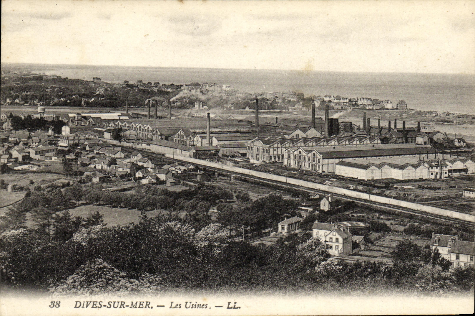 CPA Dives sur Mer Les Usines