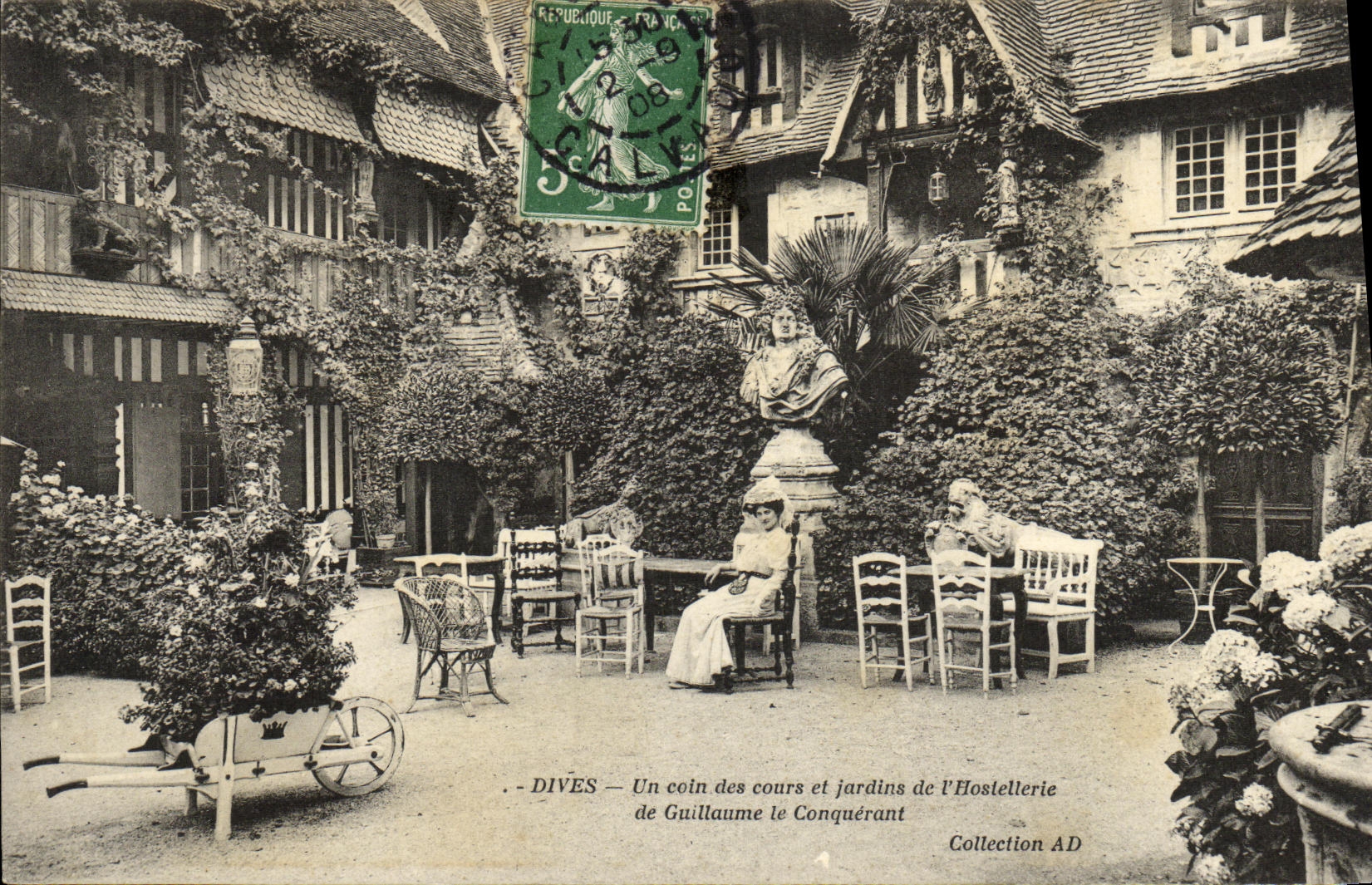 Dives — Un coin des cours et jardins de l'Hostellerie de Guillaume le Conquérant — Collection AD