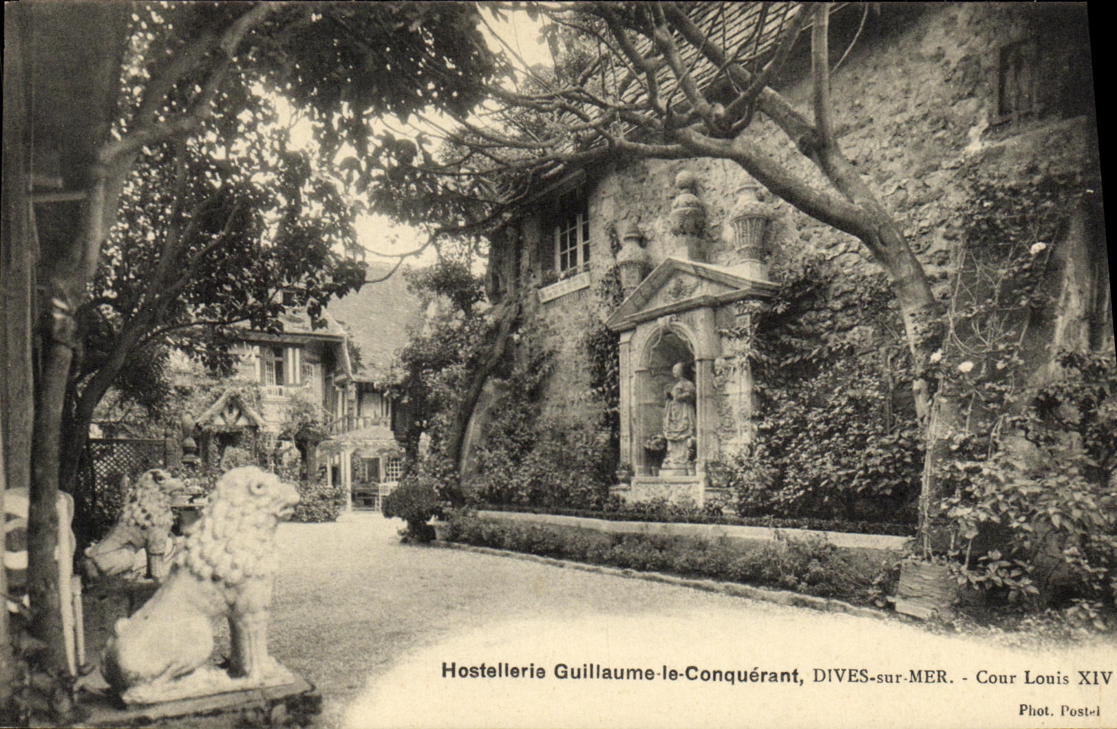 Hostellerie Guillaume-le-Conquérant — Cour Louis XIV — Dives-sur-Mer