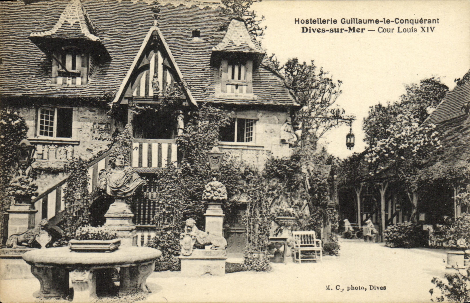 Hostellerie Guillaume-le-Conquérant — Dives-sur-Mer — Cour Louis XIV — M. C., photo, Dives