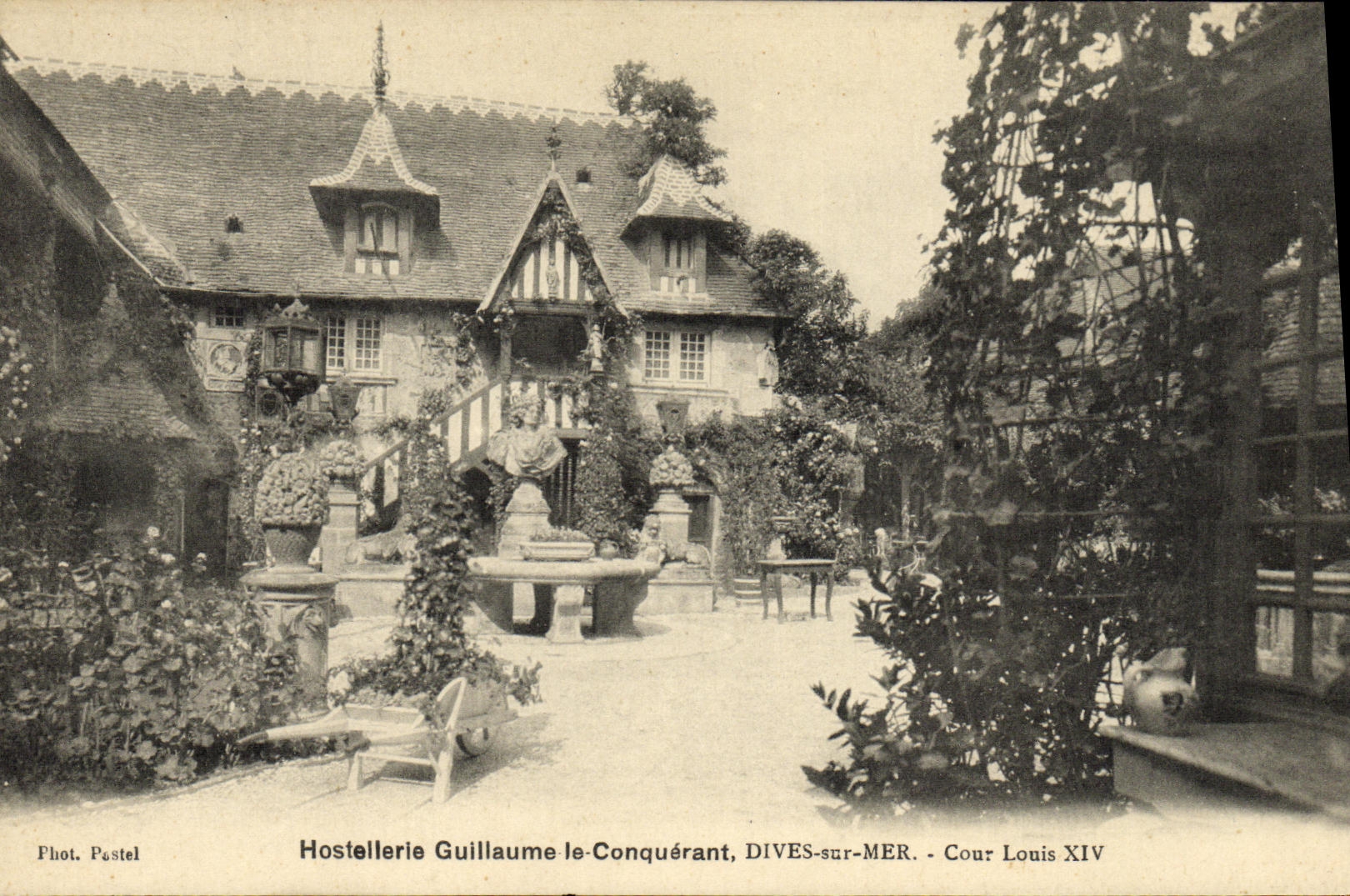 Hostellerie Guillaume le-Conquérant — Dives-sur-Mer — Cour Louis XIV — Phot. Pastel