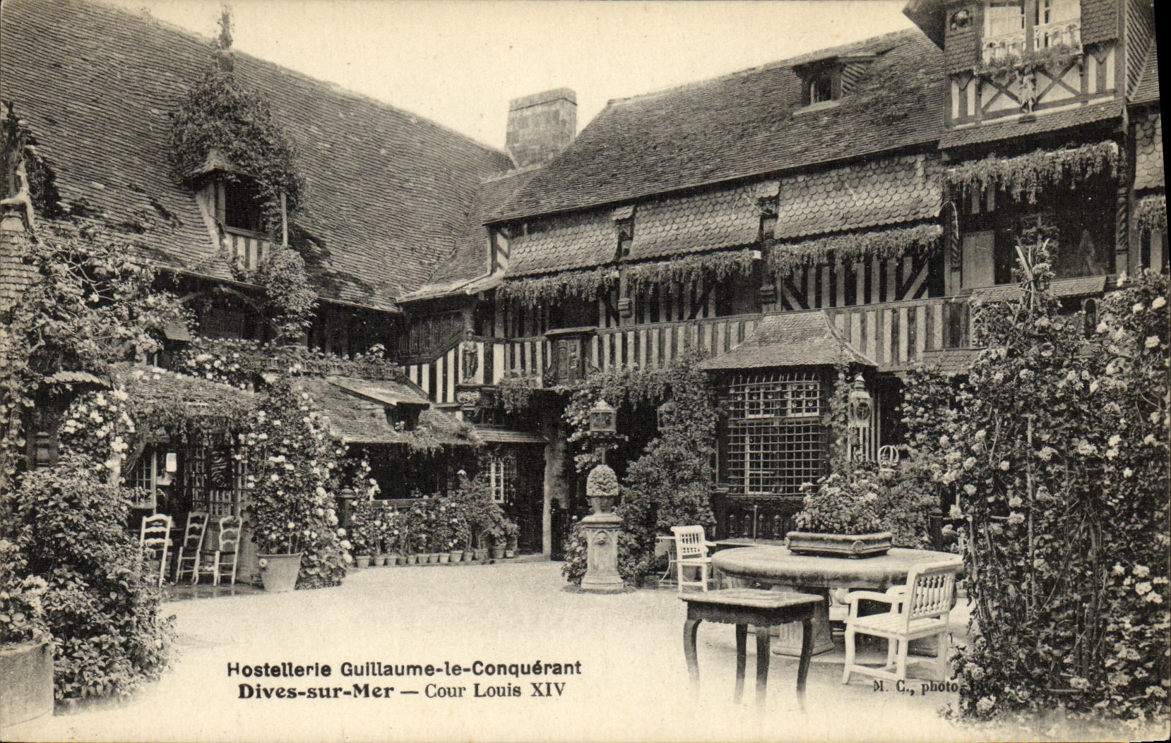Hostellerie Guillaume-le-Conquérant — Dives-sur-Mer — Cour Louis XIV — M. G., photo