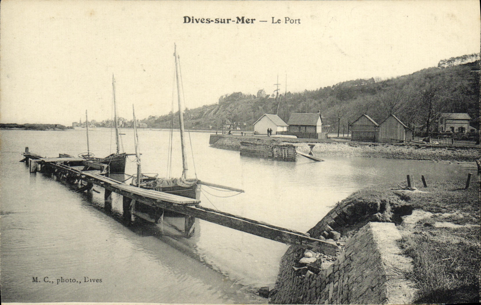 CPA Dives Vue Sur Le Port Bateaux