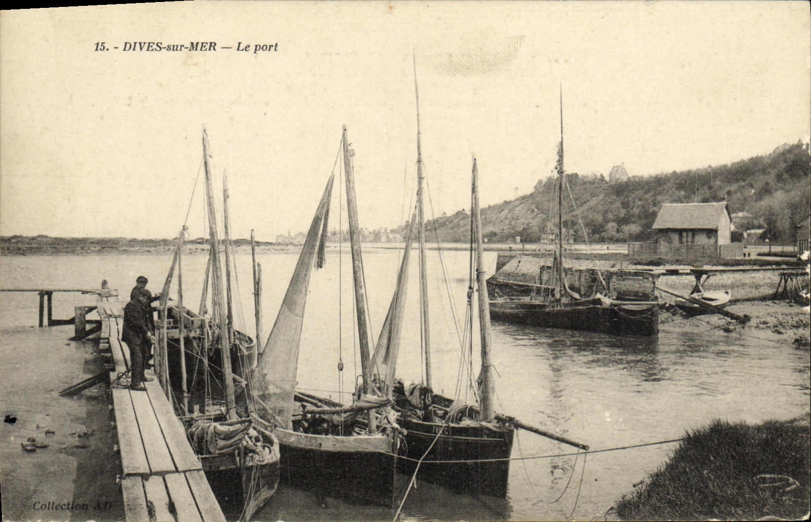 CPA Dives Vue Sur Le Port Bateaux