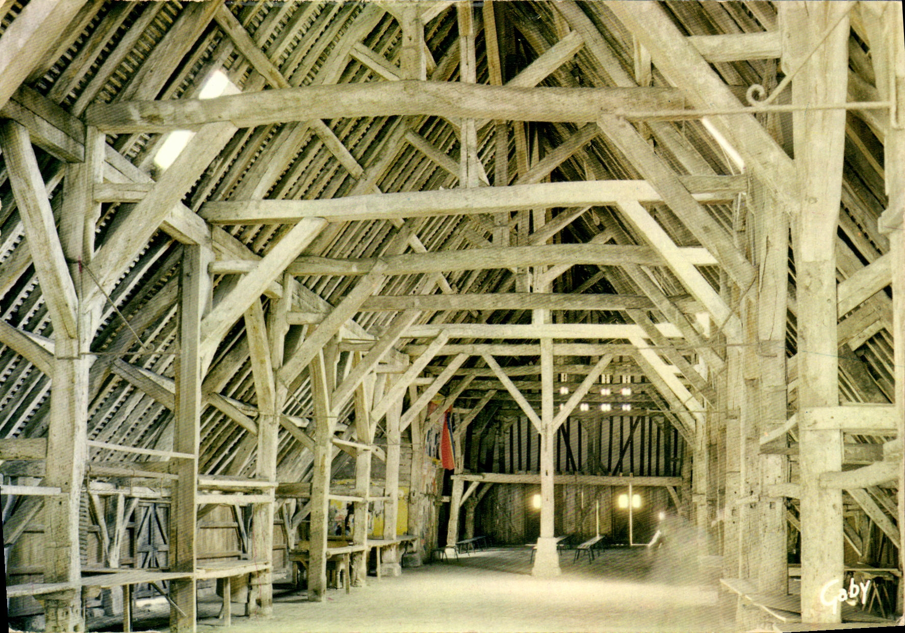 Intérieur des vieilles halles (XIe siècle) — Dives-sur-Mer — éditeur Gaby
