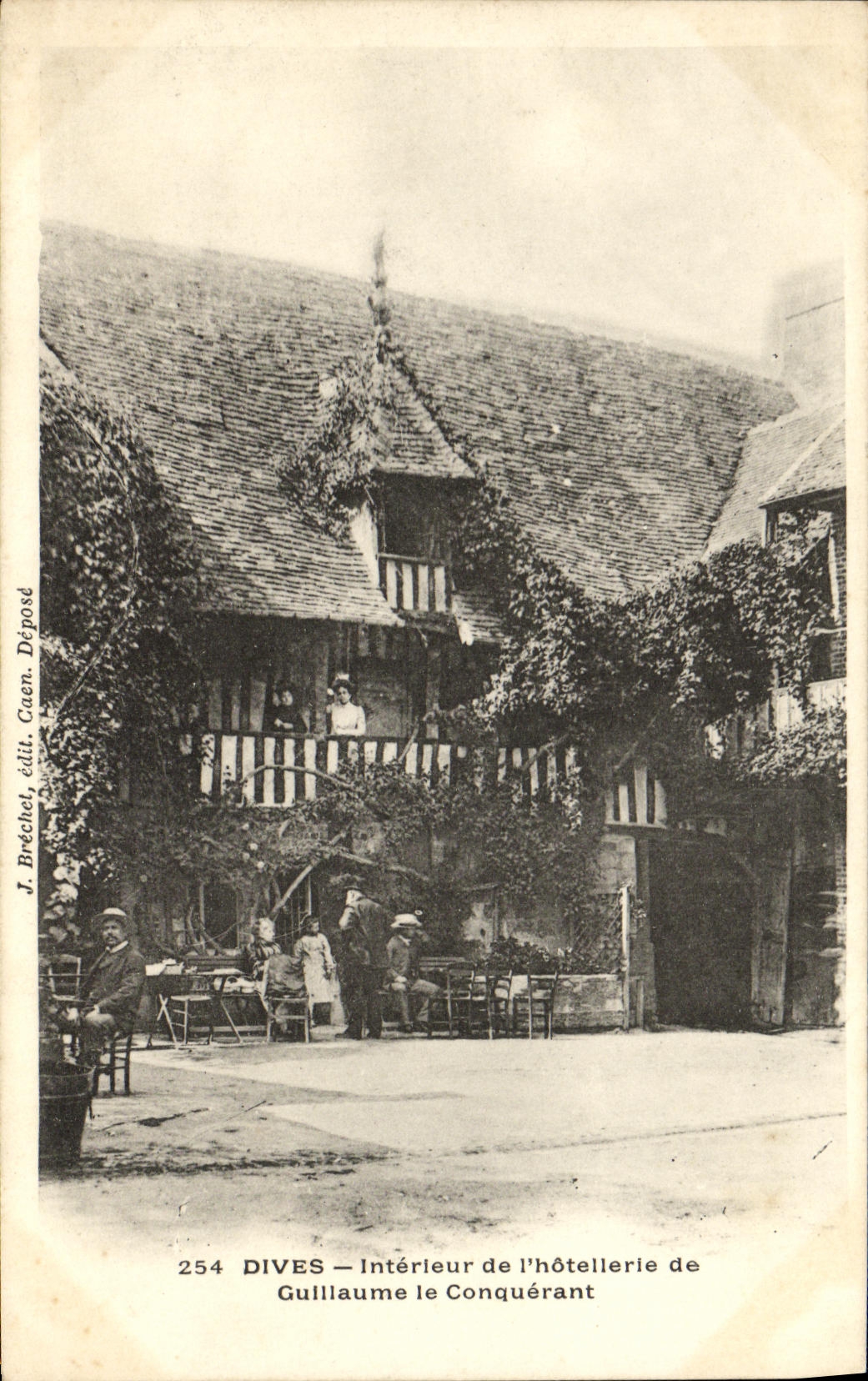 Dives — Intérieur de l'hôtellerie de Guillaume le Conquérant — J. Bréchet, édit. Caen. Déposé