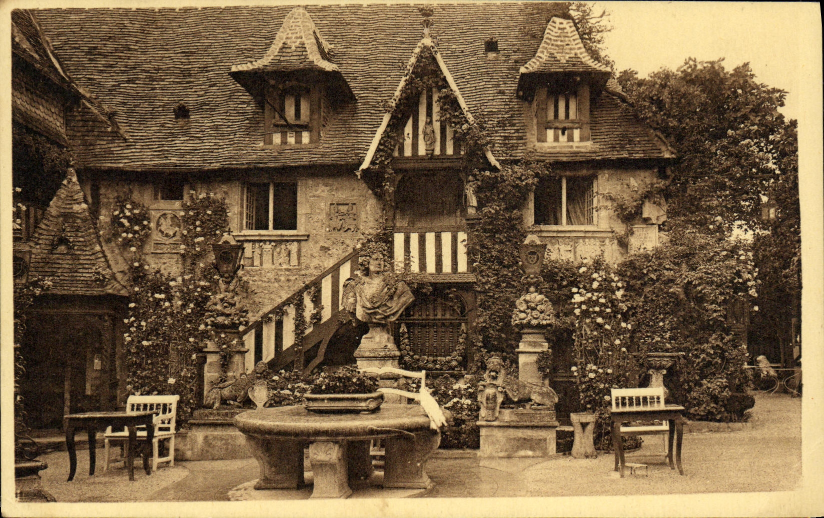 Cour Louis XIV — Hostellerie Guillaume-le-Conquérant — Dives-sur-Mer