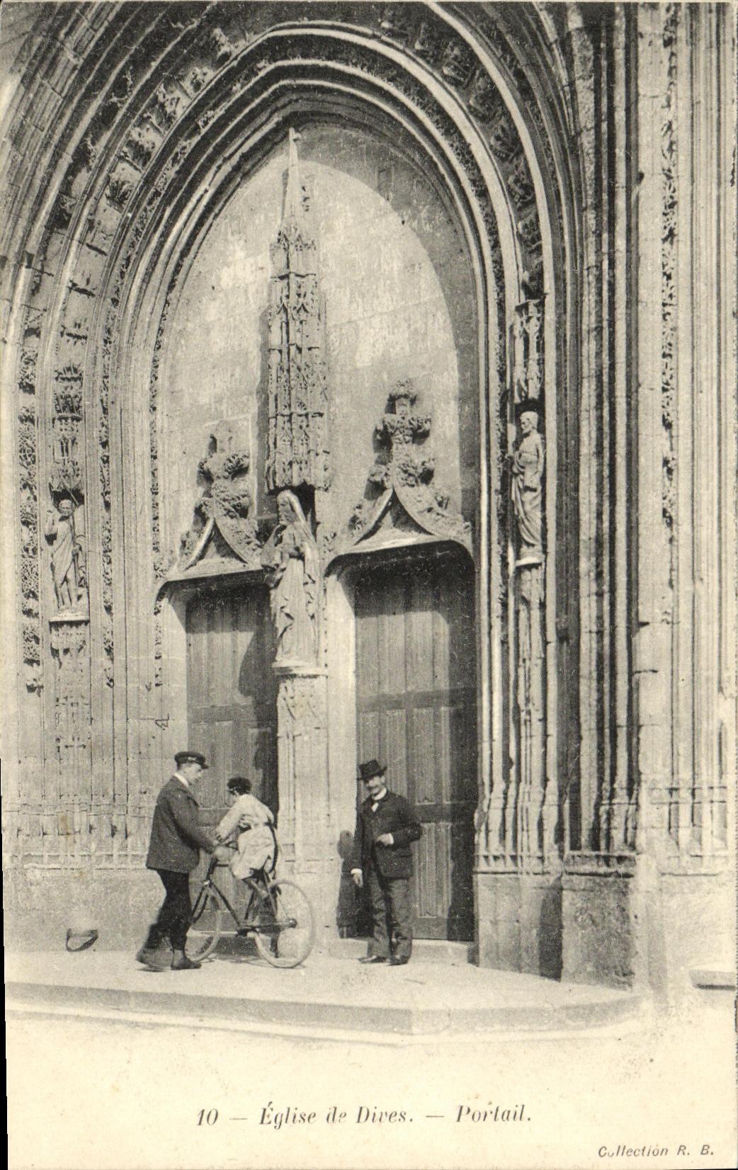 CPA Dives Sur Mer L Eglise Portail enfant Velo