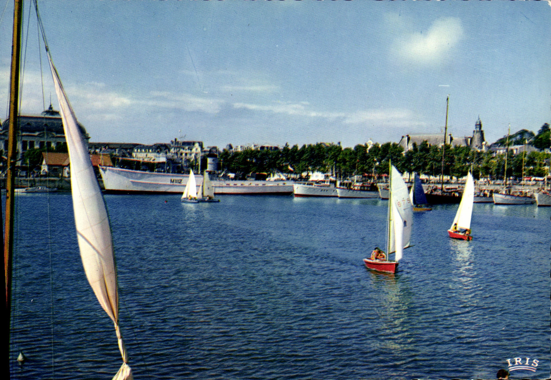 Deauville - Trouville — Le Bassin des Yachts et les voiliers — IRIS