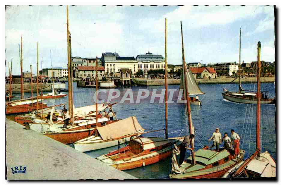 Moderne Ansichtskarte Deauville Der Yachthafen und das Casino von Trouville