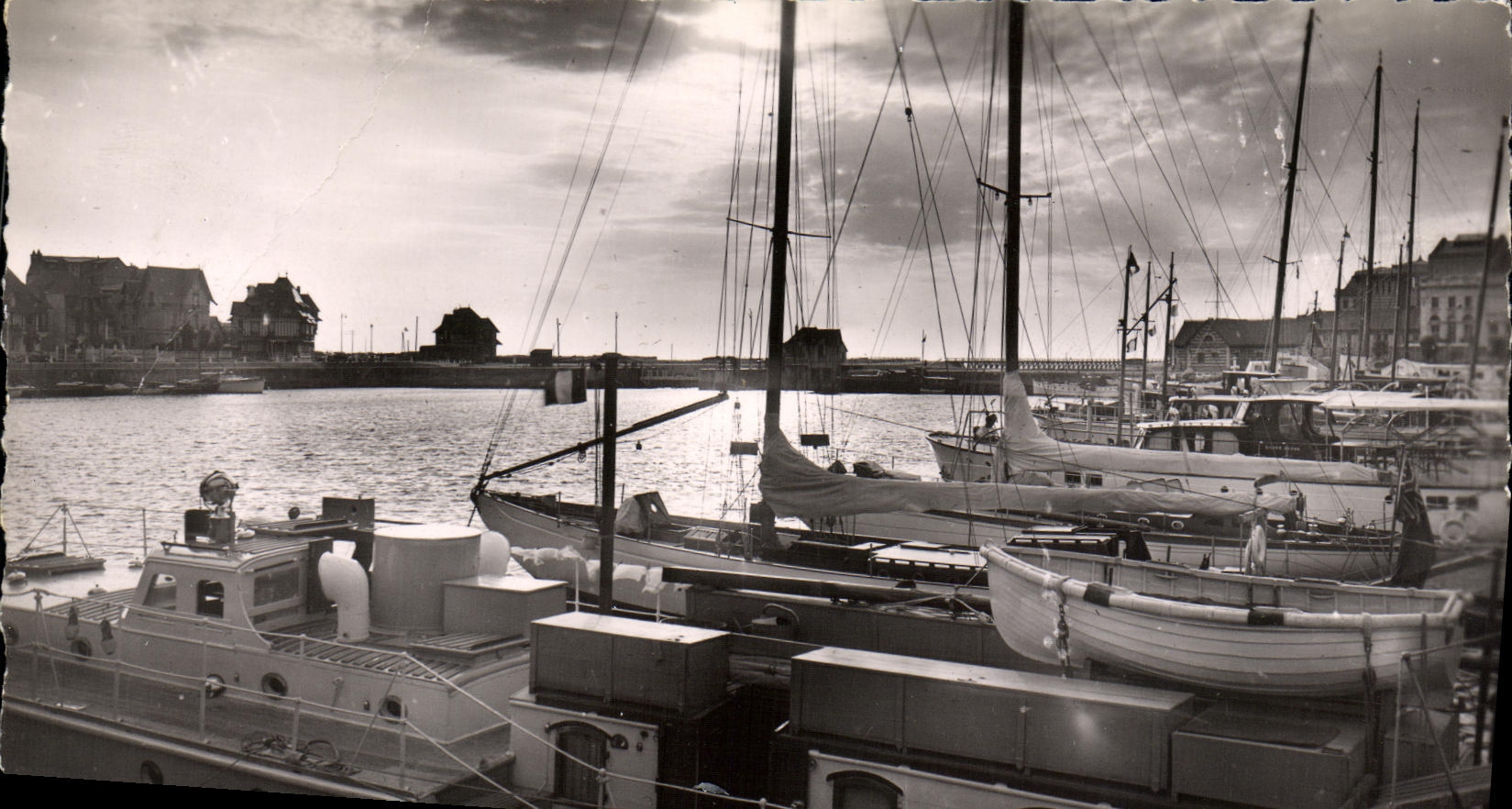 CPM Deauville Trouville Crepuscule sur le Bassin des Yachts Bateaux