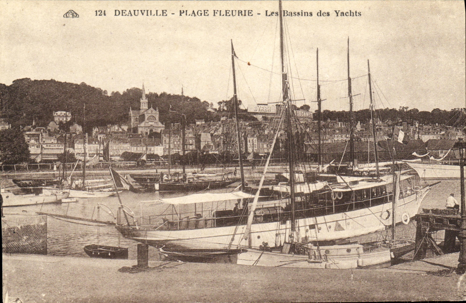 Deauville - Plage Fleurie - Les Bassins des Yachts — éditeur CPAPHIL, n° 124
