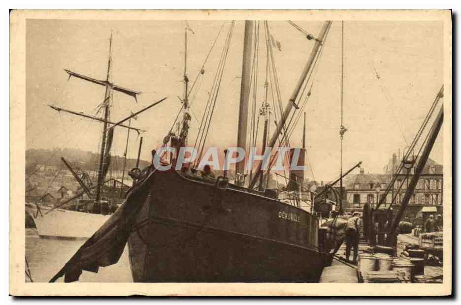 CPA Deauville Plage Fleurie Le bassin du comemrce Bateaux 