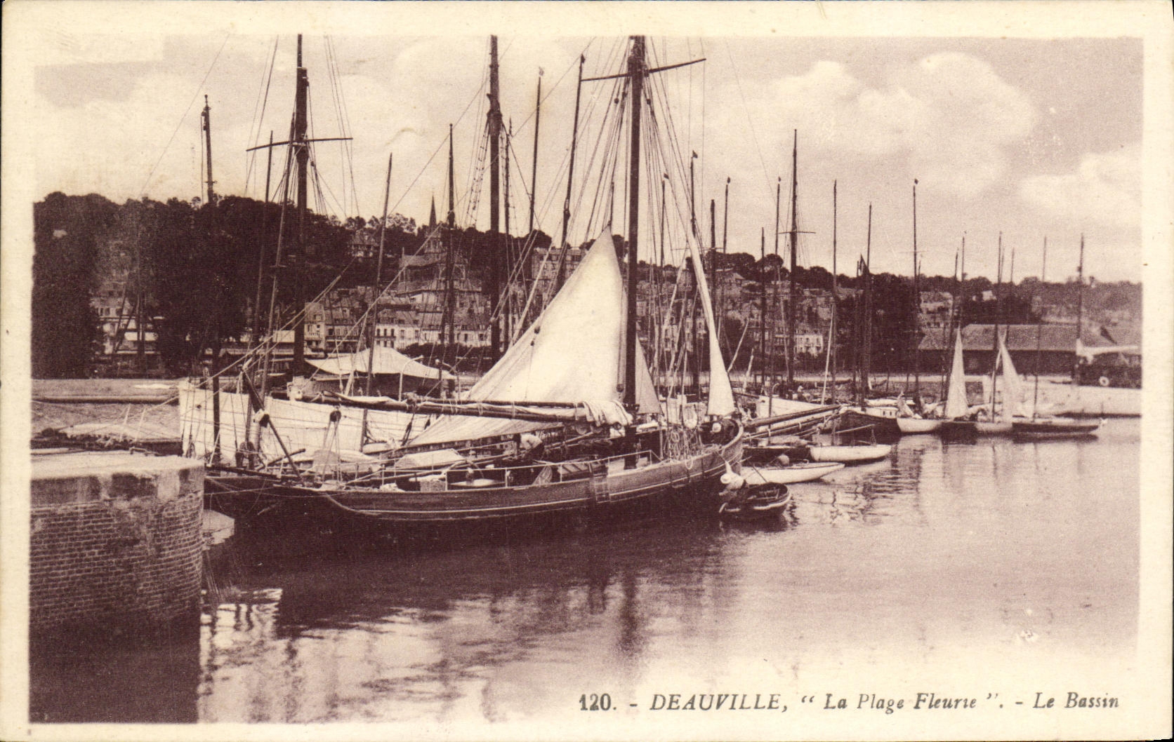 Deauville, "La Plage Fleurie" - Le Bassin — G. Arnaud, Nantes, n° 120