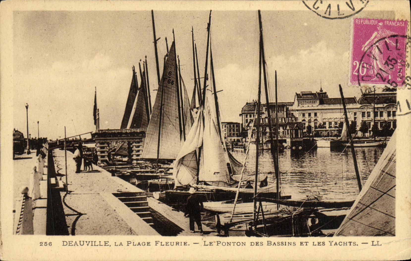 Deauville, La Plage Fleurie — Le Ponton des Bassins et les Yachts — LL