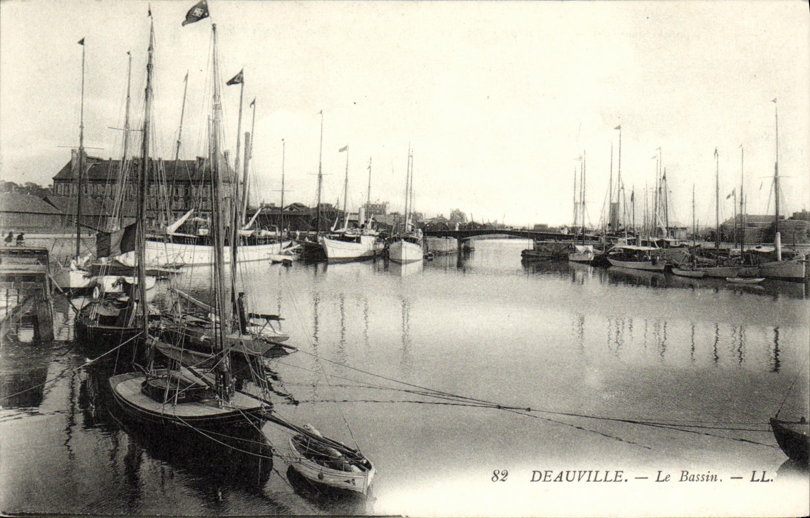 CPA Deauville Le Bassin Bateaux