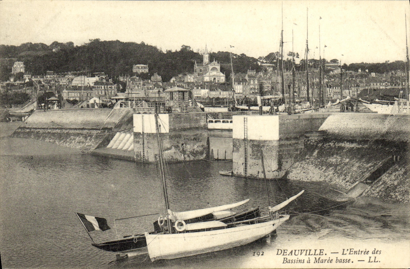 Deauville — Die Einfahrt zu den Becken bei Ebbe — LL. — 192
