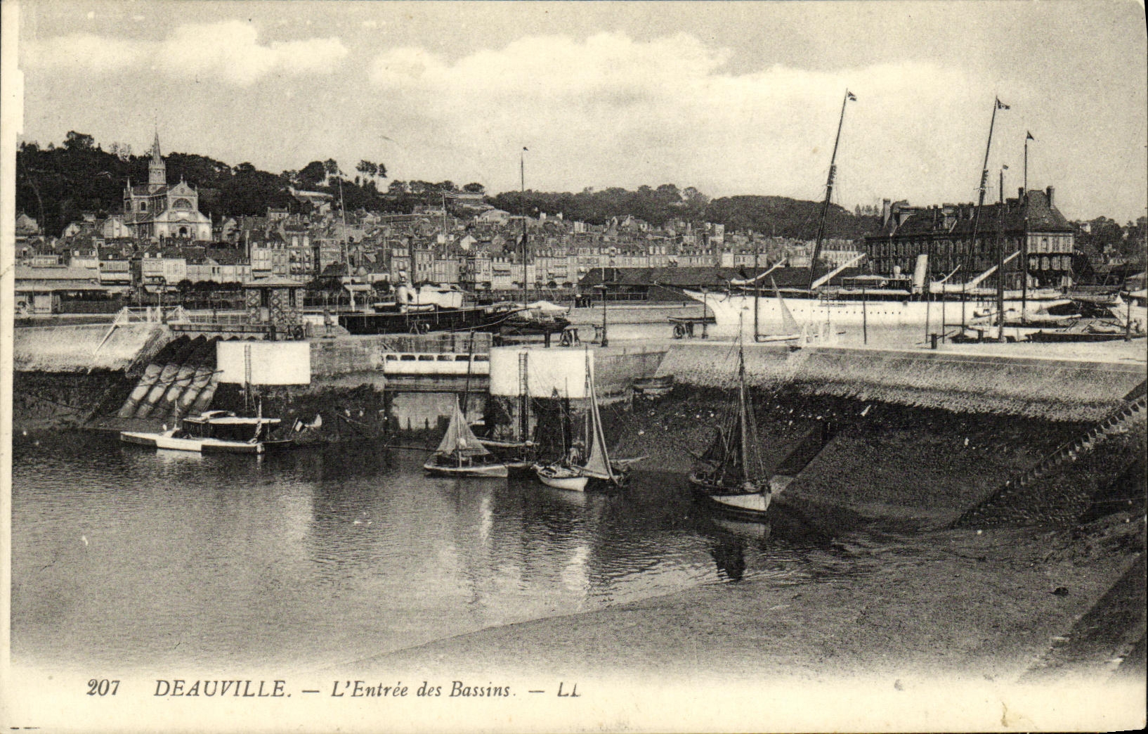 Deauville — L'Entrée des Bassins — LL